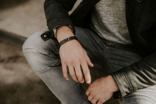 Lunavit men's magnetic bracelet as a sporty and stylish accessory to every outfit